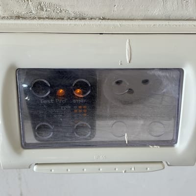 שקע חשמלי עם כיסוי שקוף ומנורות חיווי דולקות