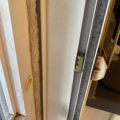 מסגרת אלומיניום של חלון עם אטם גומי