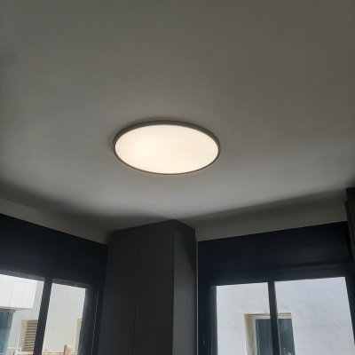תאורה עגולה מותקנת בתקרה בחדר