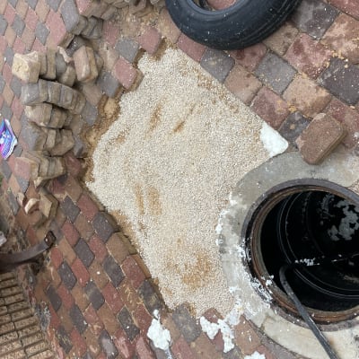 פתח ביוב עם צינור, לבנים וחצץ מסביב