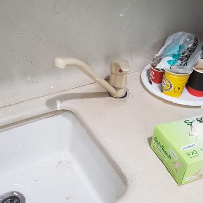 ברז כיור במטבח עם ידית פלסטיק