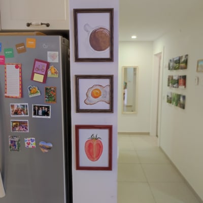 מקרר עם מגנטים ותמונות על קיר
