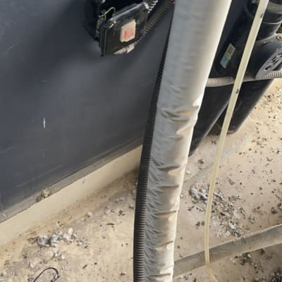 תיבת חשמל פתוחה עם חוטים חשופים וקופסת חיבורים