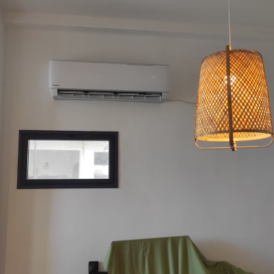 מזגן מותקן על קיר לבן בחדר