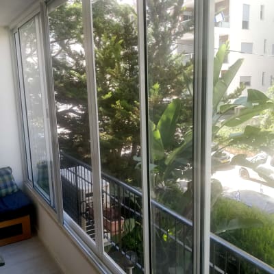 חלונות אלומיניום גדולים במרפסת סגורה