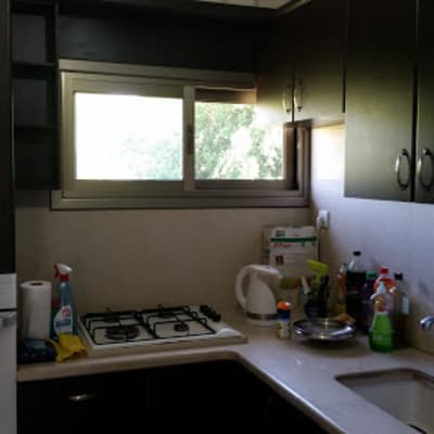 חלון אלומיניום במטבח עם כיור וברז