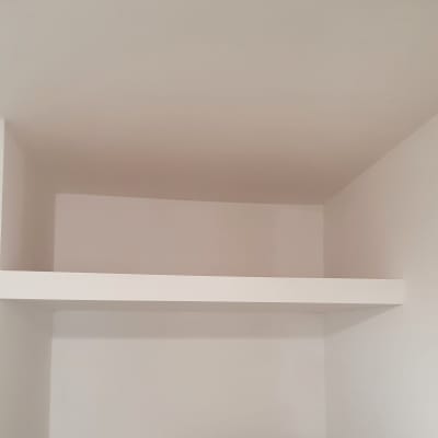 מדף גבס לבן בתוך נישה בקיר