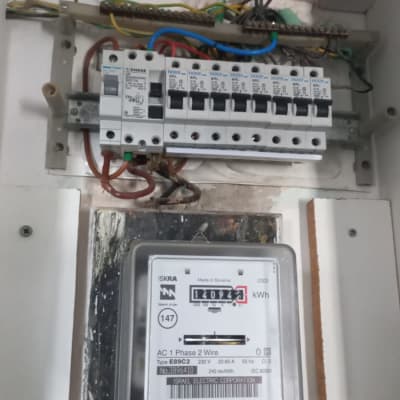 לוח חשמל עם מפסקים וחוטי חשמל צבעוניים