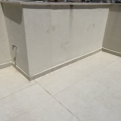 מרפסת עם אריחים אטומים וחיבור מים בקיר