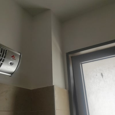 קיר צבוע בלבן ליד חלון ודלת