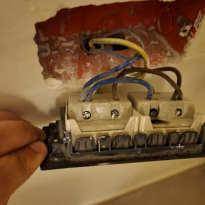 חוטי חשמל מחוברים לשקע בקיר