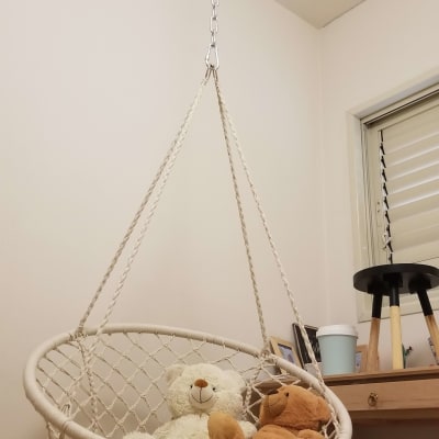 כיסא תלוי מחובר לתקרה עם שרשרת מתכת