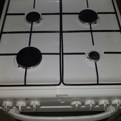 כיריים גז עם ארבעה מבערים ולחצנים