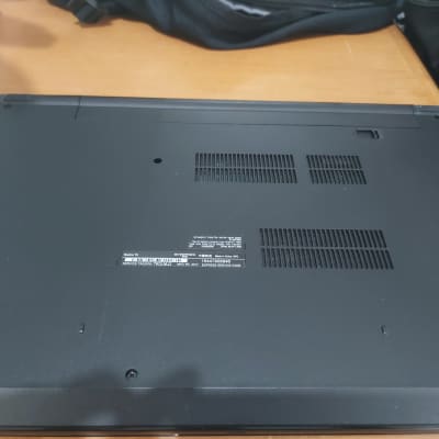 חלק תחתון של מחשב נייד עם פתחי אוורור