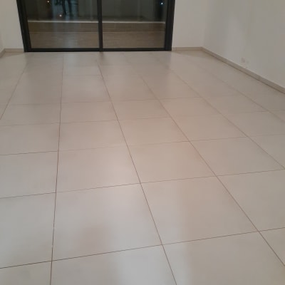 רצפה נקייה עם אריחים גדולים בחדר ריק