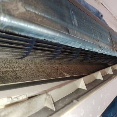 יחידת מיזוג אוויר עם לכלוך ואבק על הסלילים