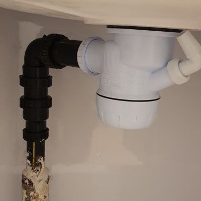 צינור ניקוז מתחת לכיור עם מחבר פלסטיק