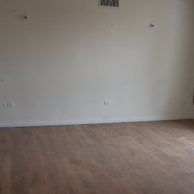 חדר עם רצפת פרקט עץ חום בהיר