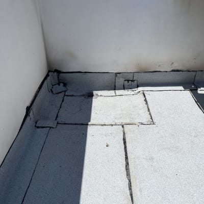 איטום גג עם יריעות ביטומניות ופינות מחוזקות