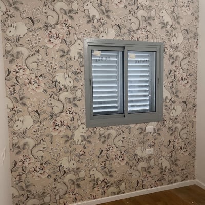 טפט עם איורים של ארנבים ופרחים על קיר