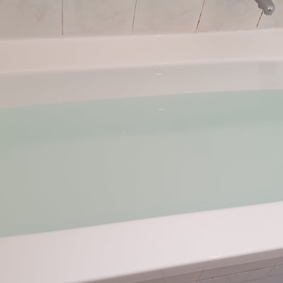 אמבטיה מלאה במים עם ברז קיר