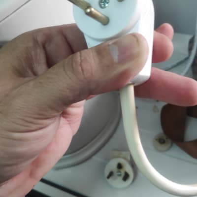 יד מחזיקה תקע חשמלי עם שני פינים