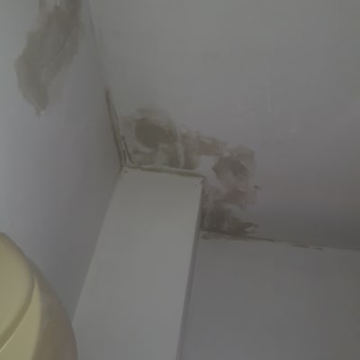 כתמי רטיבות על קיר ותקרה לפני צביעה