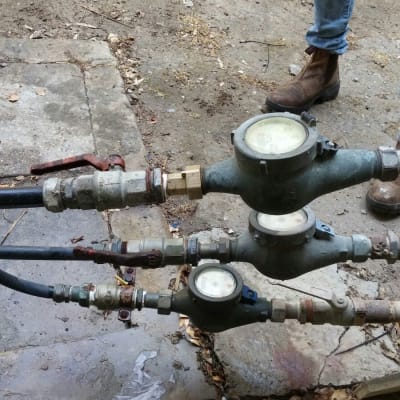 מד מים וצינורות עם ברזים וחיבורים