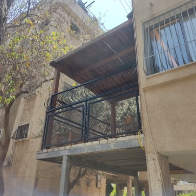 מרפסת עם מסגרת מתכת ומעקה מעוצב