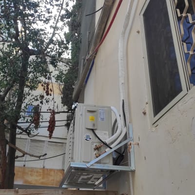 יחידת מיזוג אוויר מותקנת על קיר חיצוני