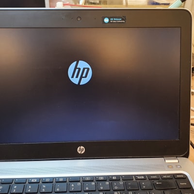 מחשב נייד HP על שולחן עבודה עם כלים