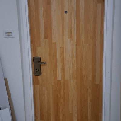 דלת עץ עם ידית מתכת ומנעול