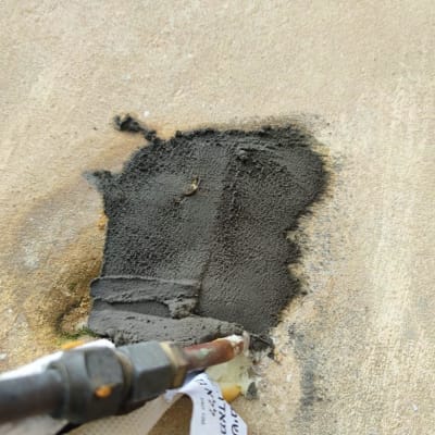 תיקון בטון עם שפכטל על משטח חיצוני