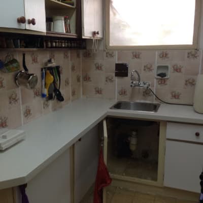 מטבח עם משטח שיש לבן ליד כיור