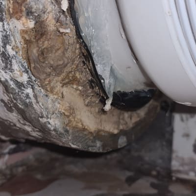 חיבור צינור פלסטיק עם איטום לקוי