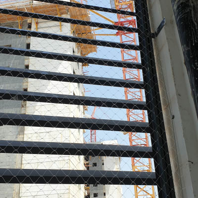 רשת מתכת על חלון למניעת כניסת יונים