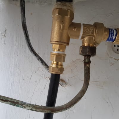 שסתום פליז עם צינור מחובר לקיר