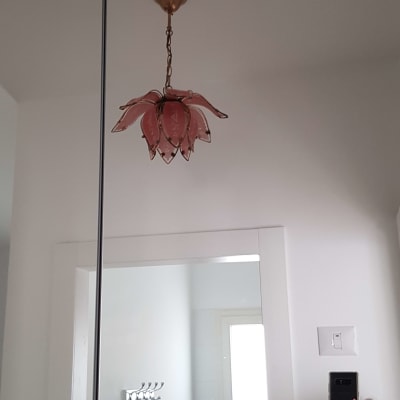 מנורת תקרה ורודה תלויה מהתקרה