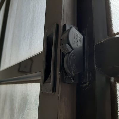 מנגנון נעילה על תריס מתכת כהה