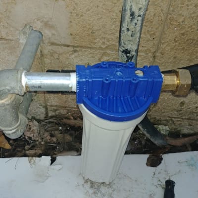 מסנן מים עם צינורות מתכת וחיבורים