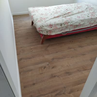 רצפת פרקט עץ בחדר שינה עם מיטה