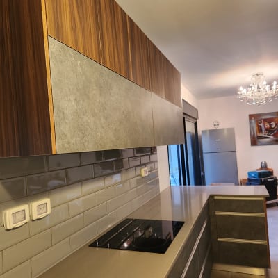 כיריים חשמליות על משטח עבודה במטבח מודרני