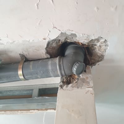 צינור פלסטיק עם חיבור בקיר מתפורר