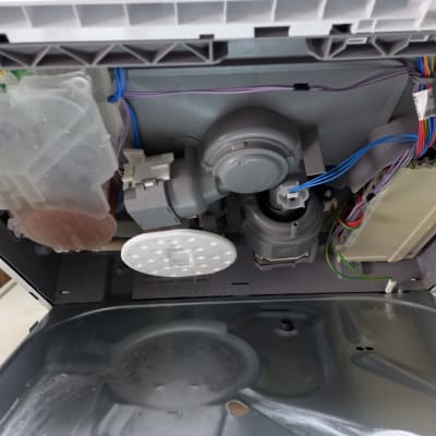 חלקים פנימיים של מדיח כלים עם חוטי חשמל