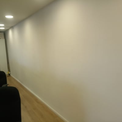 קיר גבס חלק עם תאורה עליונה