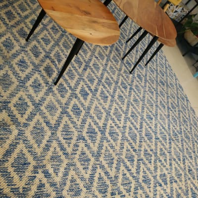 שטיח עם דוגמת יהלומים כחולים ולבנים