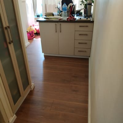 רצפת פרקט עץ כהה במסדרון ביתי