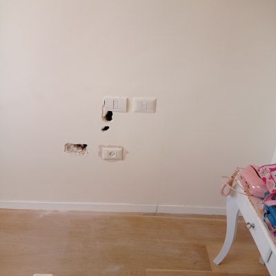 שקעי חשמל בקיר עם חורים ותיקונים