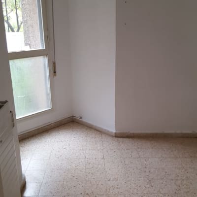 חדר ריק עם רצפה נקייה וחלון גדול