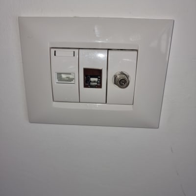 שקע רשת, שקע טלפון ושקע קואקסיאלי בקיר לבן